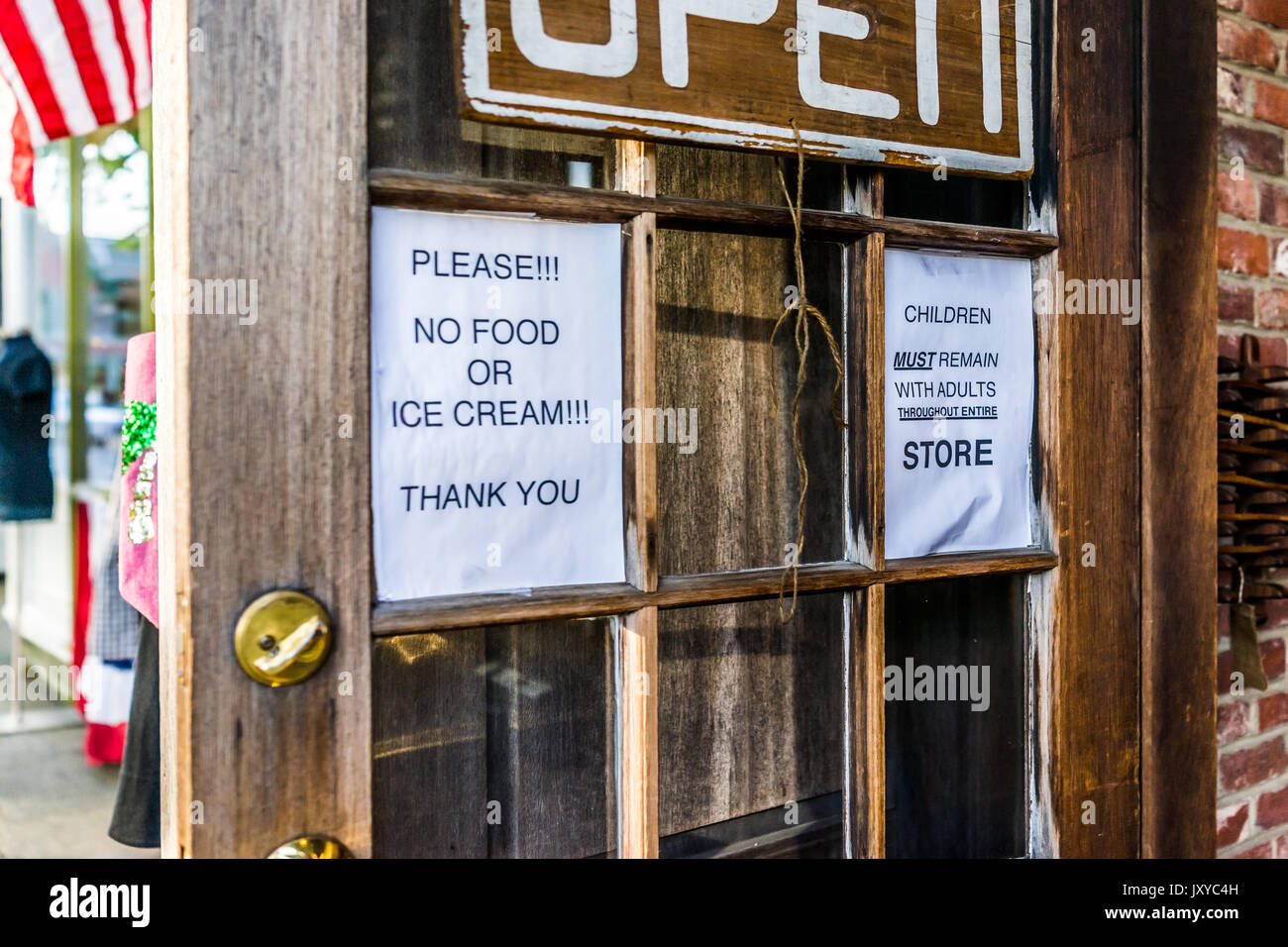Bar Harbor, Stati Uniti d'America - 8 Giugno 2017: Aprire il cartello sulla porta del negozio con il messaggio Nessun cibo o gelato all'interno nel centro di villaggio Foto Stock