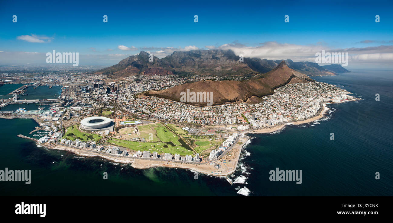 Vista aerea della città di Città del Capo e di Table Mountain in Sud Africa. Foto Stock