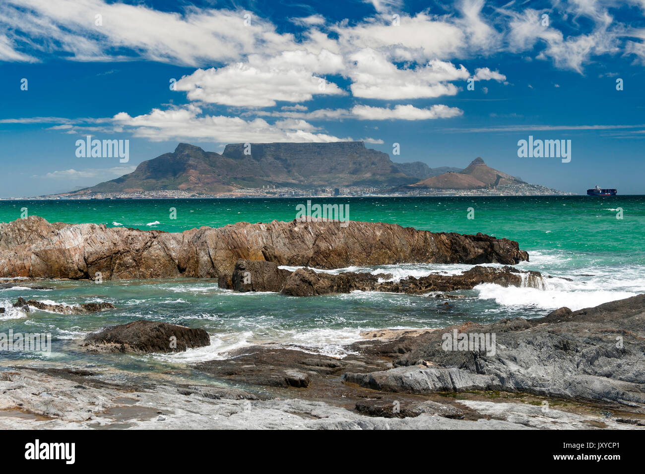 La Table Mountain e Cape Town vista di tutta la baia della tavola da Blouberg Beach. Foto Stock