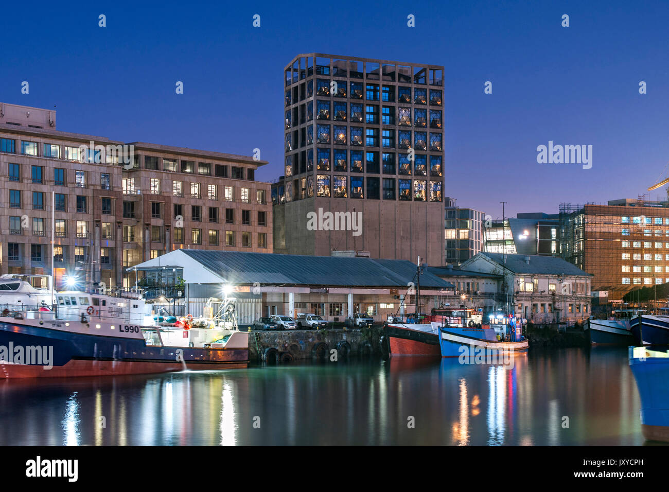 Vista del tramonto del silo Hotel e MOCAA (Museum of Contemporary Africa Arte) edificio in Cape Town Waterfront. Foto Stock