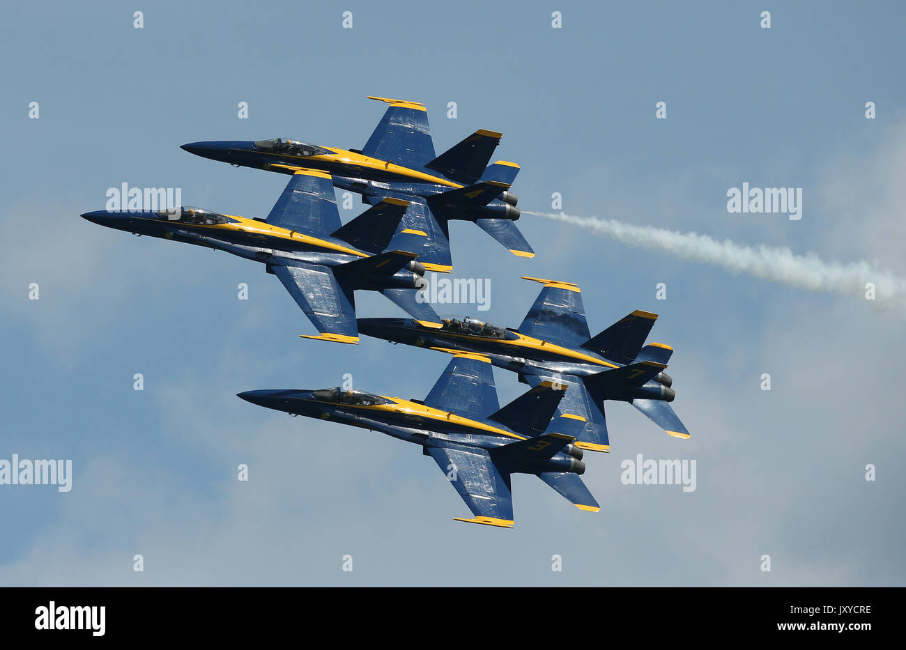 Gli Stati Uniti Navy Blue Angels dimostrazione di volo squadrone compie durante le prove prima del 2017 Chicago aria e acqua mostrano al di sopra di North Avenue Beach Foto Stock