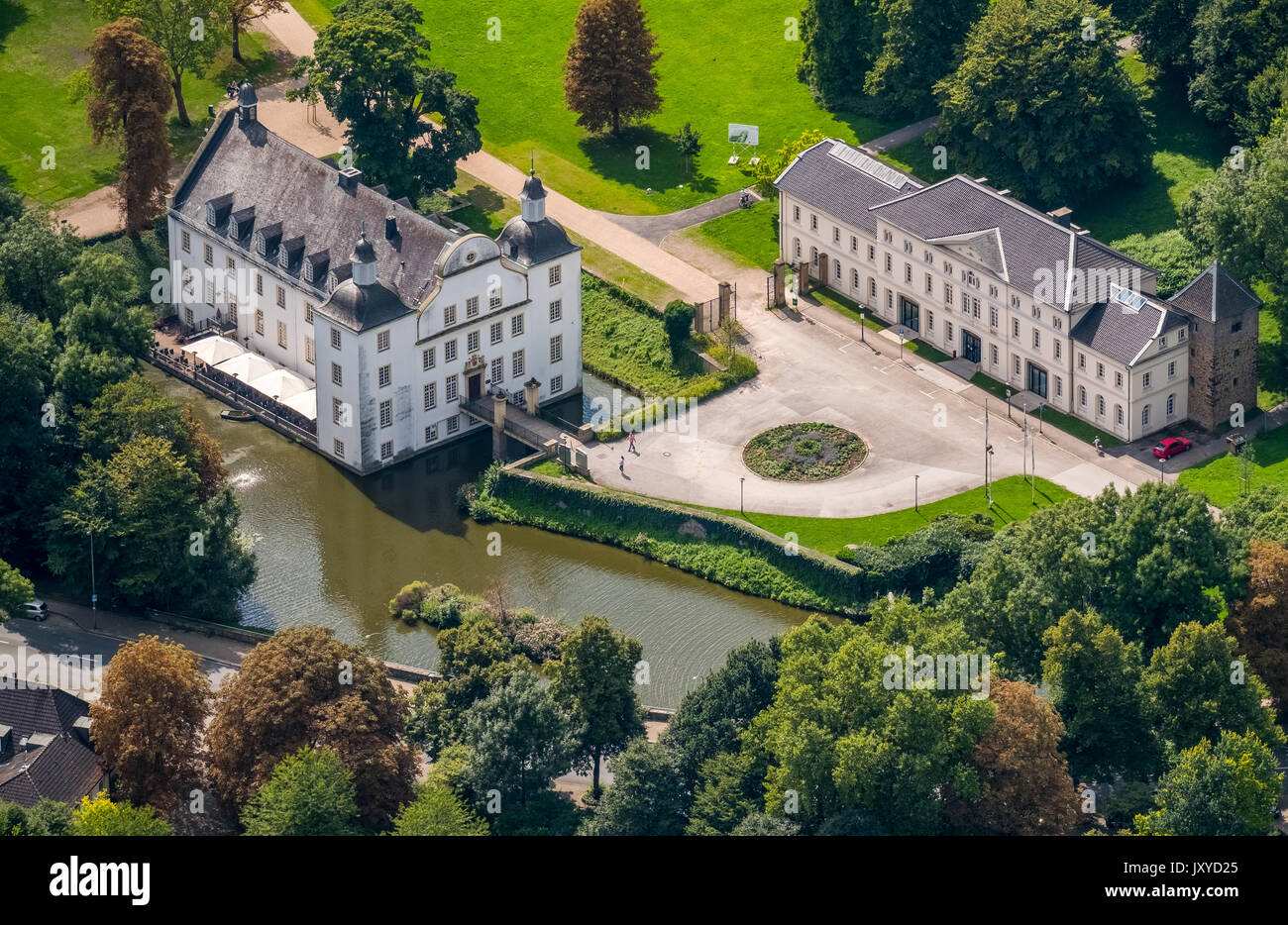 Schloss Borbeck, barocco moated il castello, casa principale ed un elemento allungato di fabbricati agricoli, ricci gable, il parco del castello è stato progettato come un paesaggio inglese garde Foto Stock