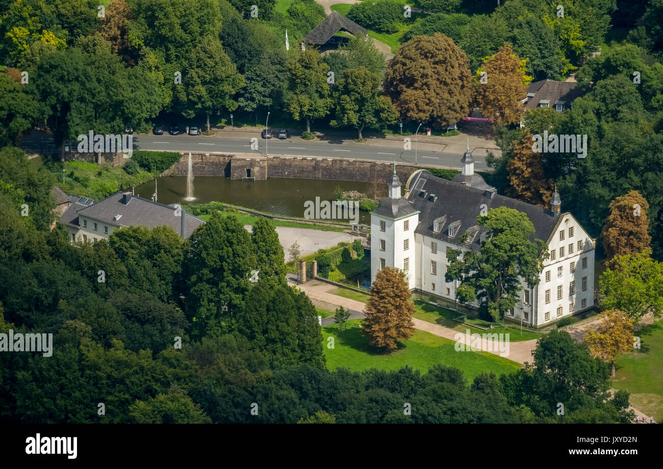 Schloss Borbeck, barocco moated il castello, casa principale ed un elemento allungato di fabbricati agricoli, ricci gable, il parco del castello è stato progettato come un paesaggio inglese garde Foto Stock