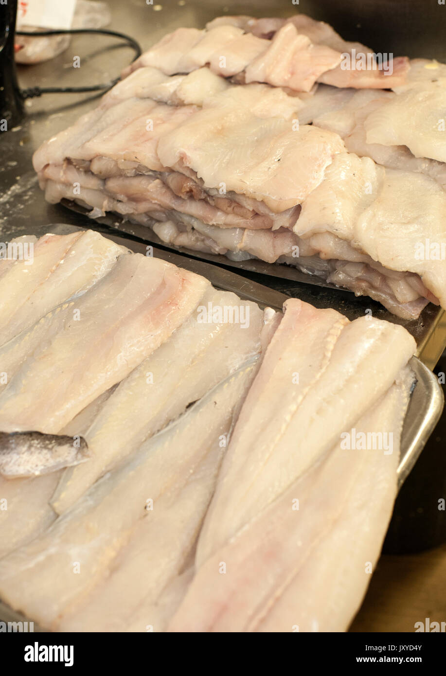 I vassoi di materie stock di pesce (nasello) nella cucina di Plumstead Pesca in Cape Town. Foto Stock