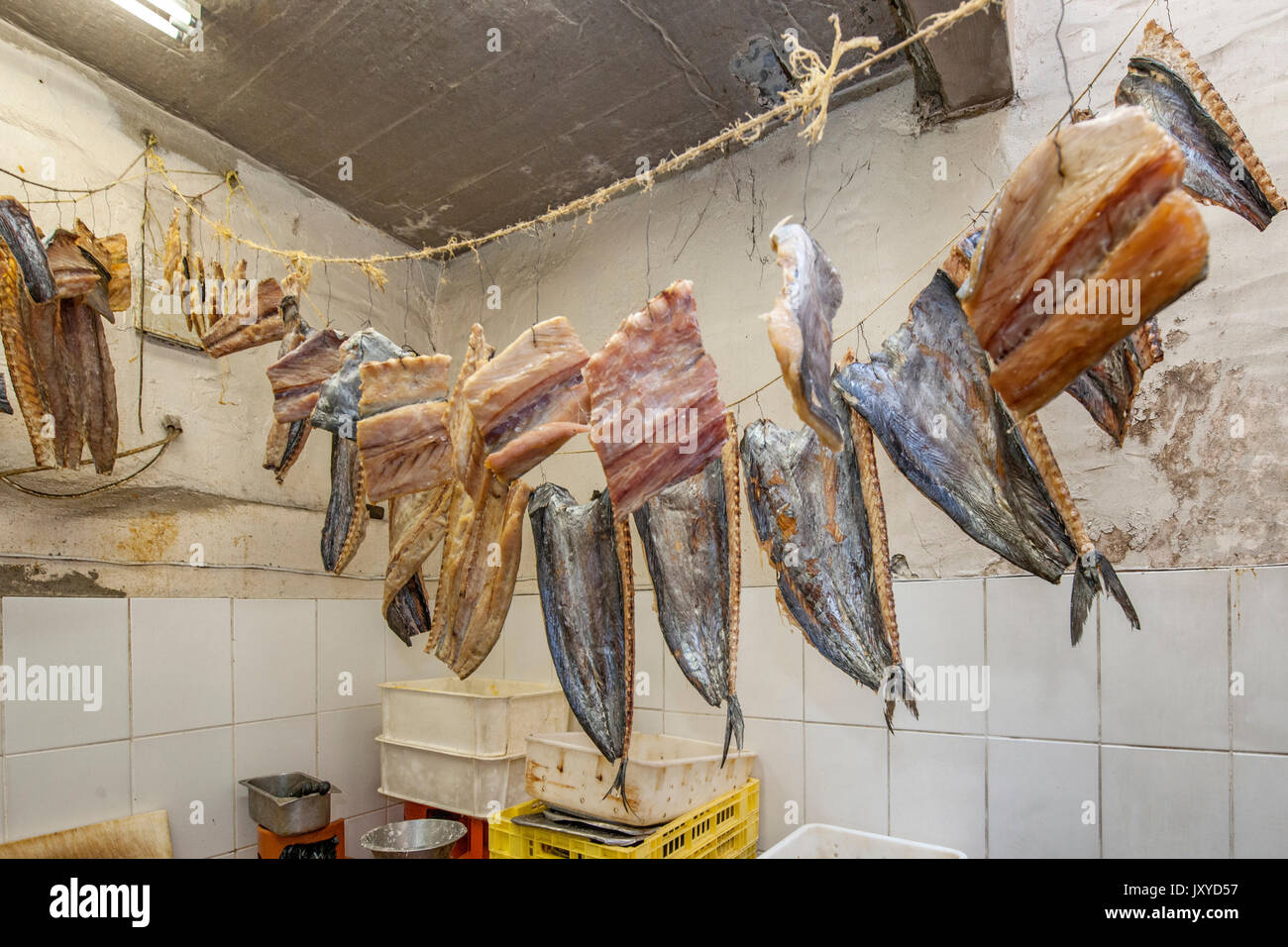 Essiccazione di pesce nella cucina del Lusitania pesca, cape town. Foto Stock