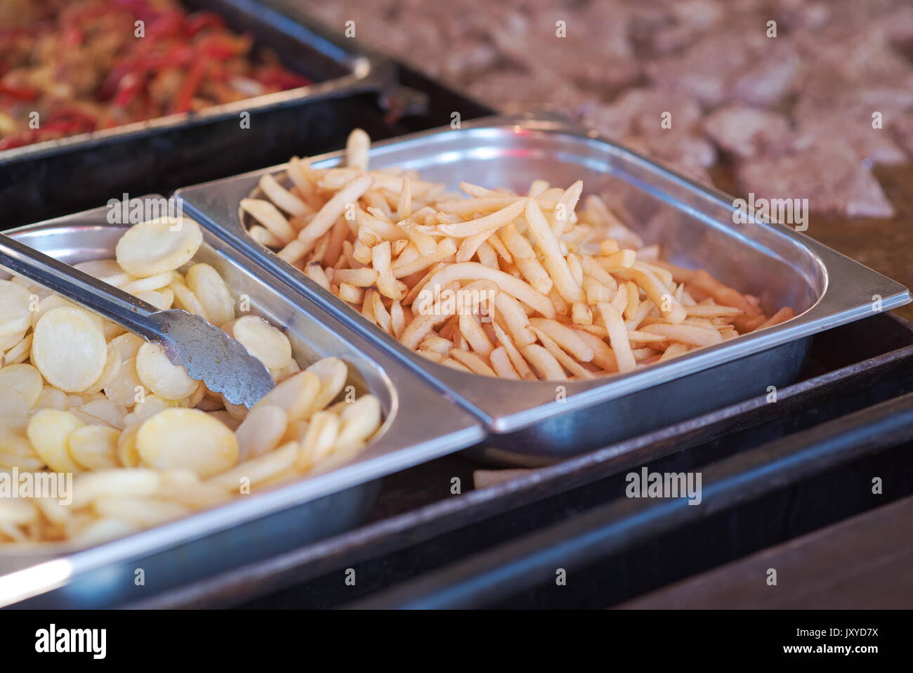 Patatine fritte e patatine in un fast food Stand Foto Stock