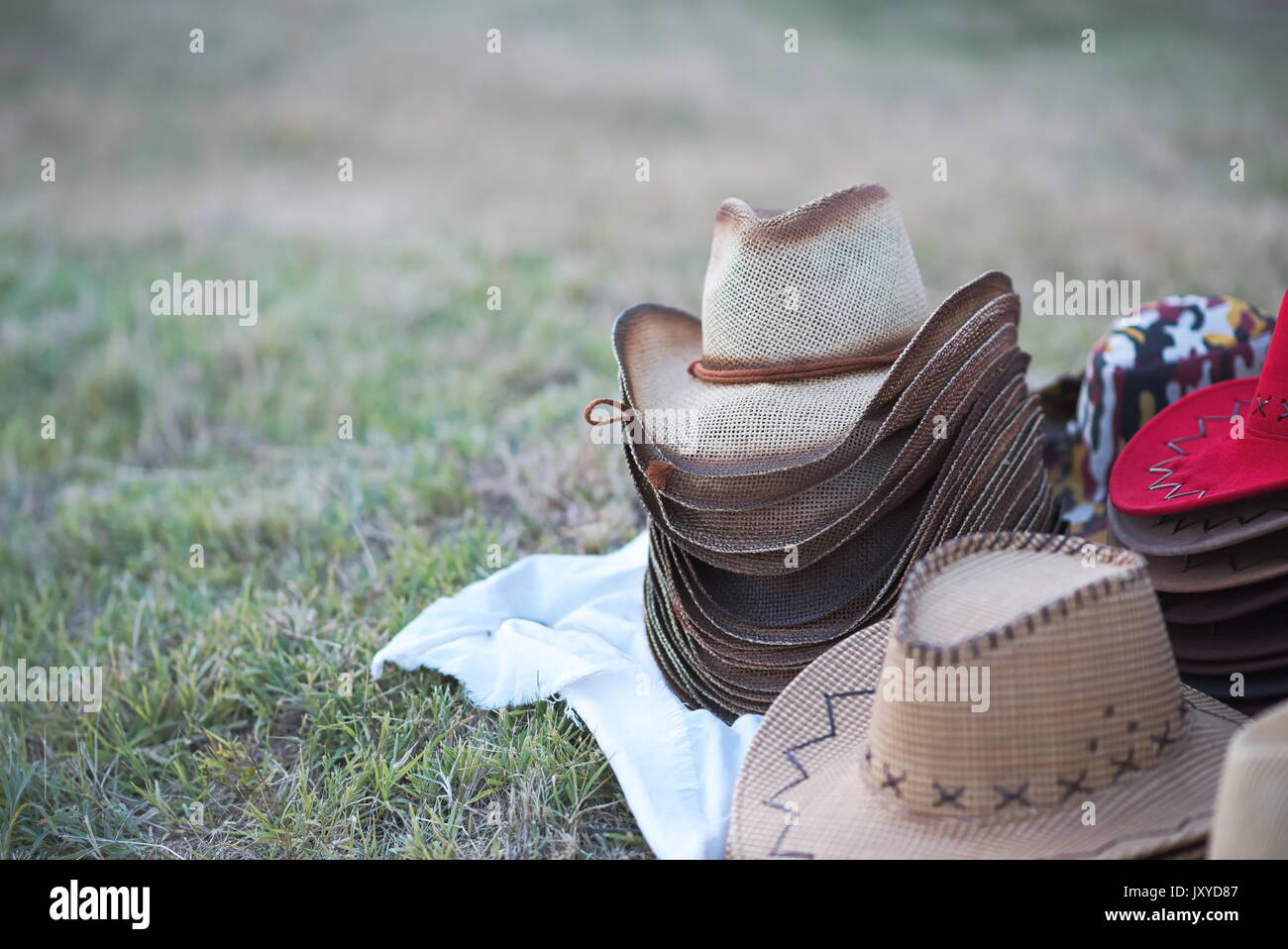 Cappelli da cowboy in vendita sull'erba Foto Stock