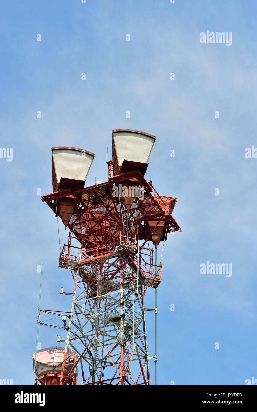 Torre cellulare, un sito comune sul paesaggio americano, in Chicago suburbana in Morton Grove, Illinois, Stati Uniti d'America. Foto Stock