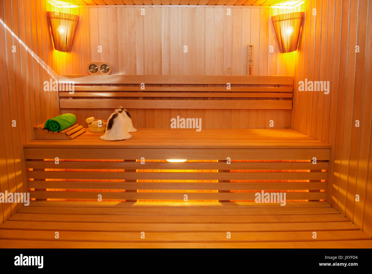 Sala sauna con sauna tradizionale accessori Foto Stock