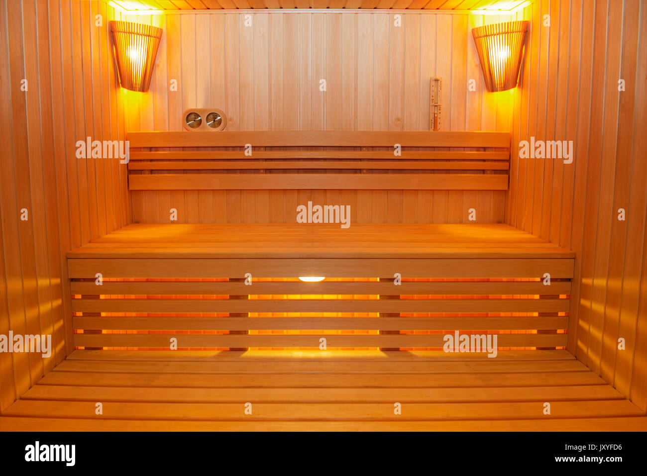 Sala sauna con sauna tradizionale accessori Foto Stock