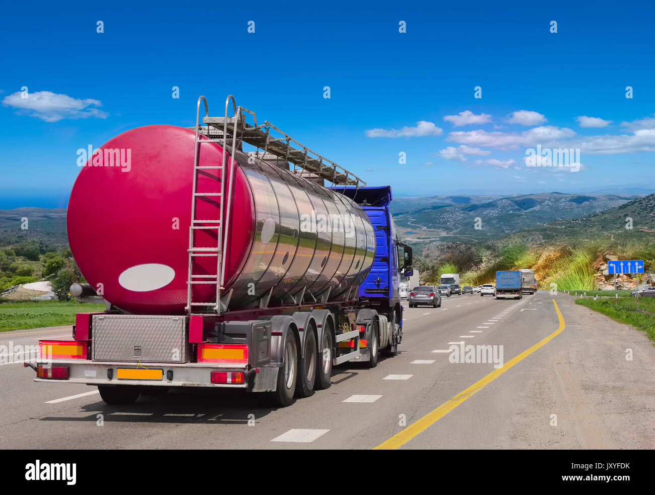 Cisterna con chrome tanker sull'autostrada. Visita di lavoro Foto Stock