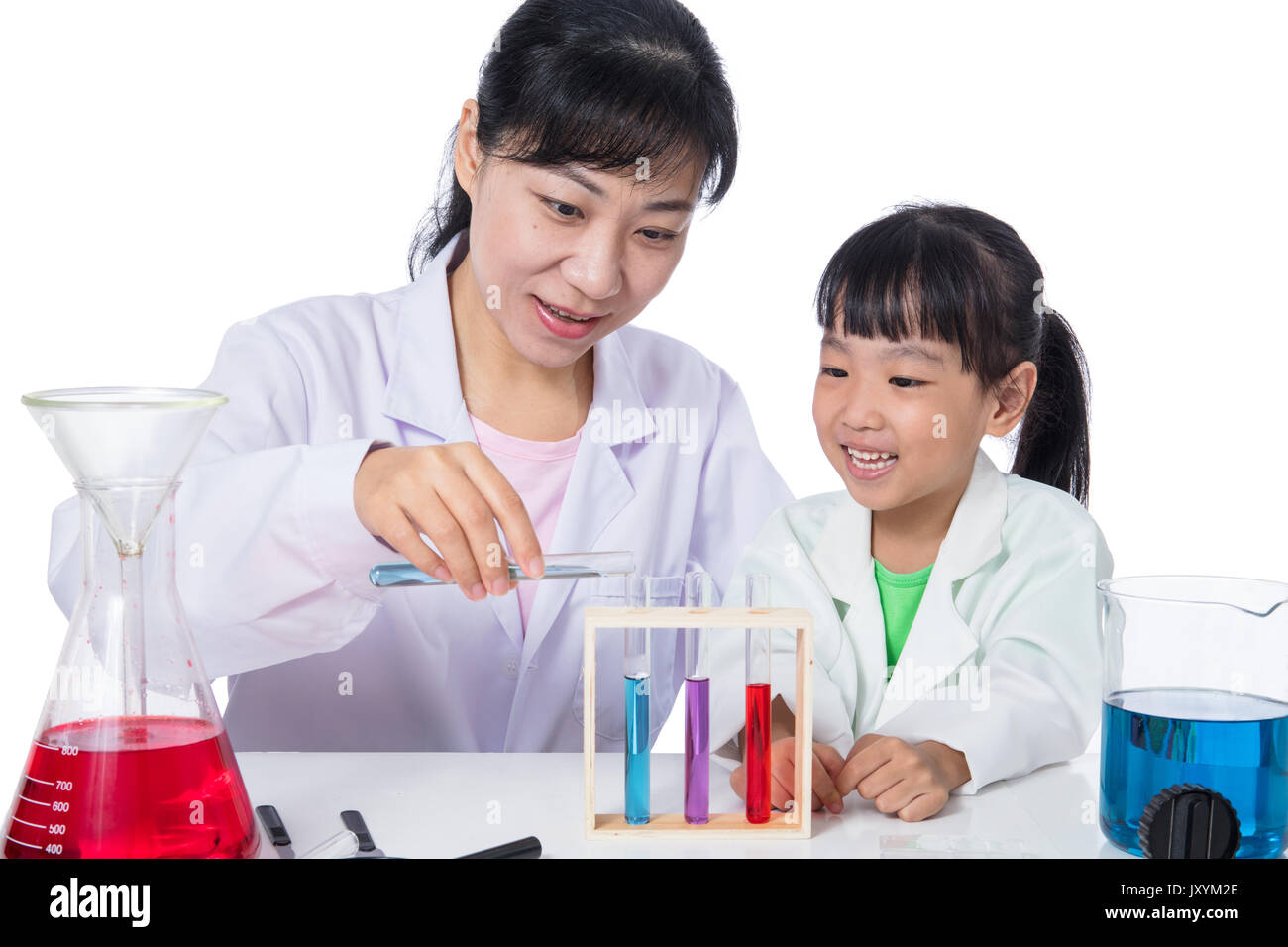 Cinese asiatici insegnante e studente poco ragazza che lavora con la provetta in isolati di sfondo bianco Foto Stock