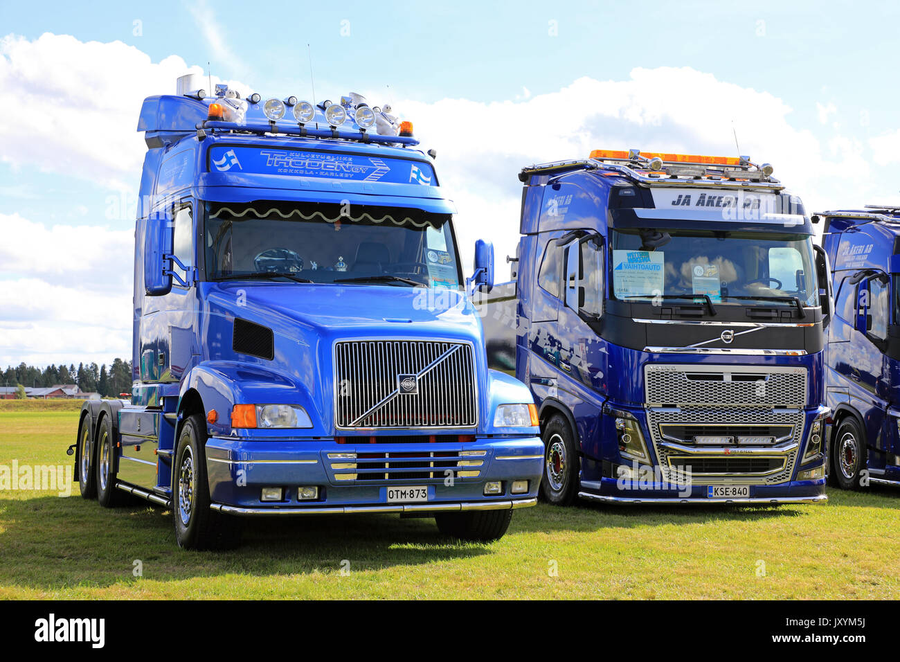 ALAHARMA, Finlandia - 11 agosto 2017: Blu convenzionali di Volvo NH12 di Thoden Oy e cabina oltre FH750 di JA Akeri AB camion sul display sul carrello di alimentazione visualizza Foto Stock