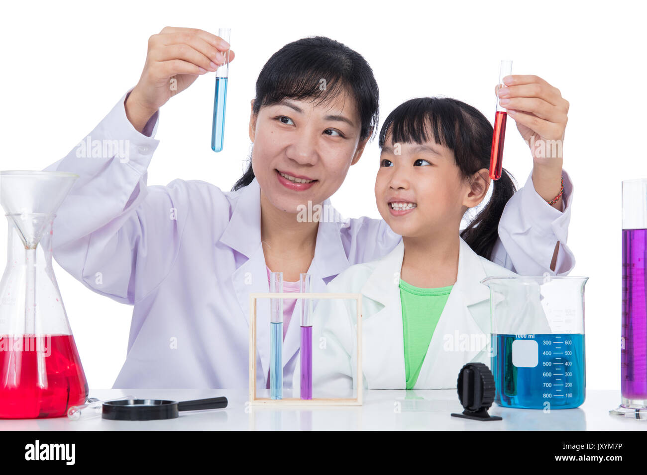 Cinese asiatici insegnante e studente poco ragazza che lavora con la provetta in isolati di sfondo bianco Foto Stock