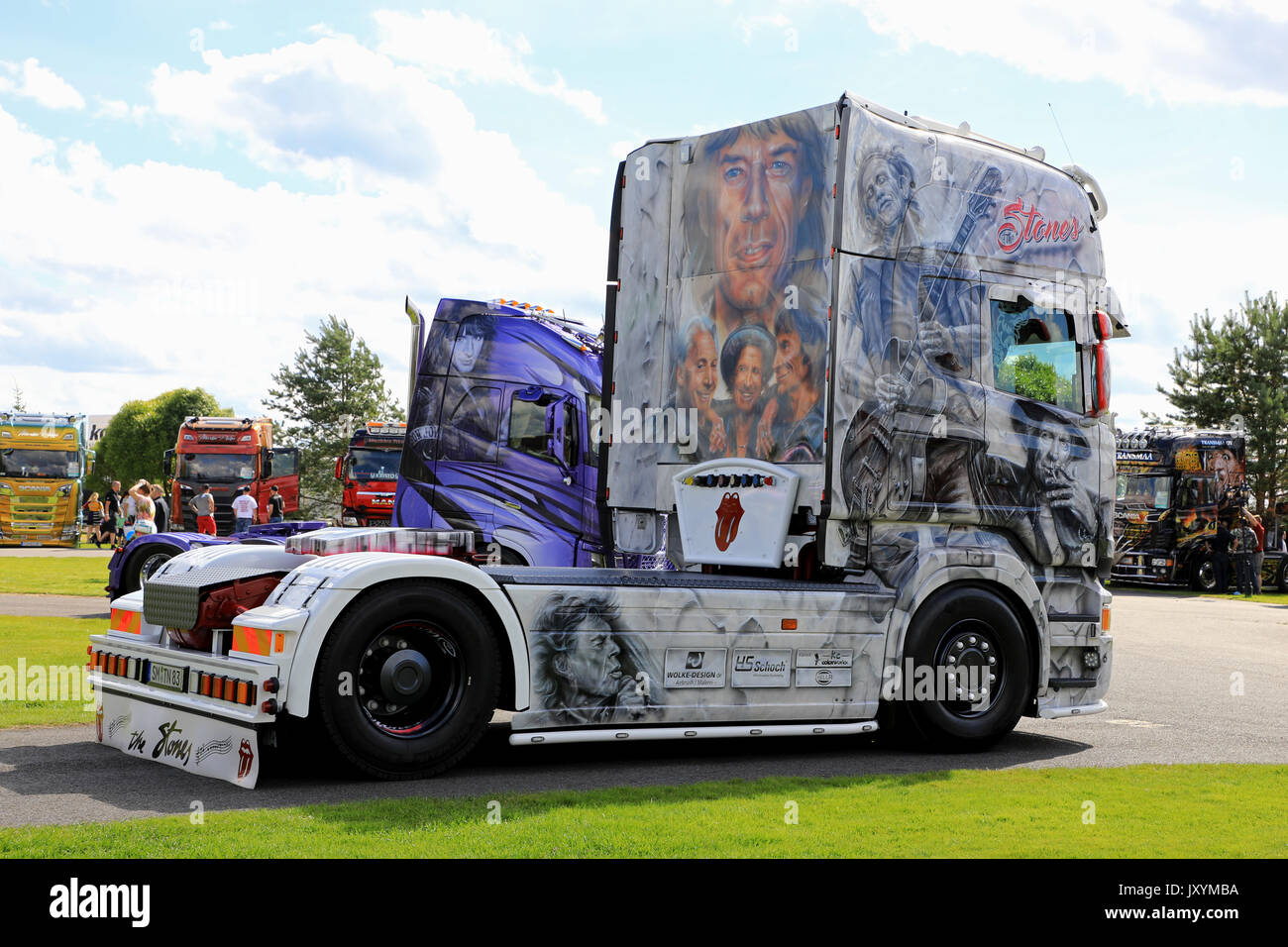 ALAHARMA, Finlandia - 11 agosto 2017: Tedesco Scania R480 carrello trattore Rolling Stones con immagini della famosa rock band sul display sul carrello di alimentazione Sho Foto Stock