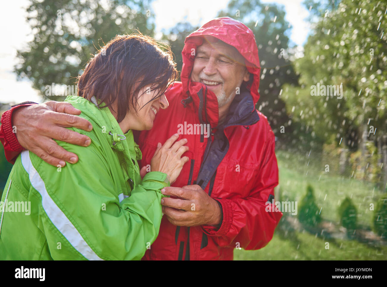 Giovane avente tempo di romantica sotto la pioggia Foto Stock