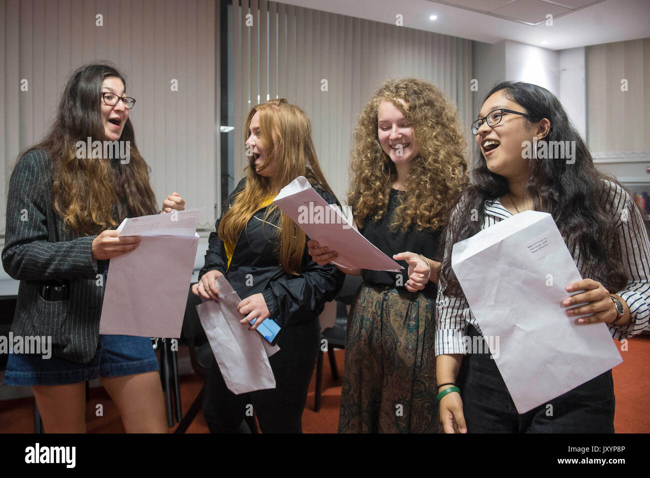 Gli studenti celebrare dopo la raccolta di loro un livello di risultati a Harris Westminster sesta forma nel centro di Londra. Foto Stock