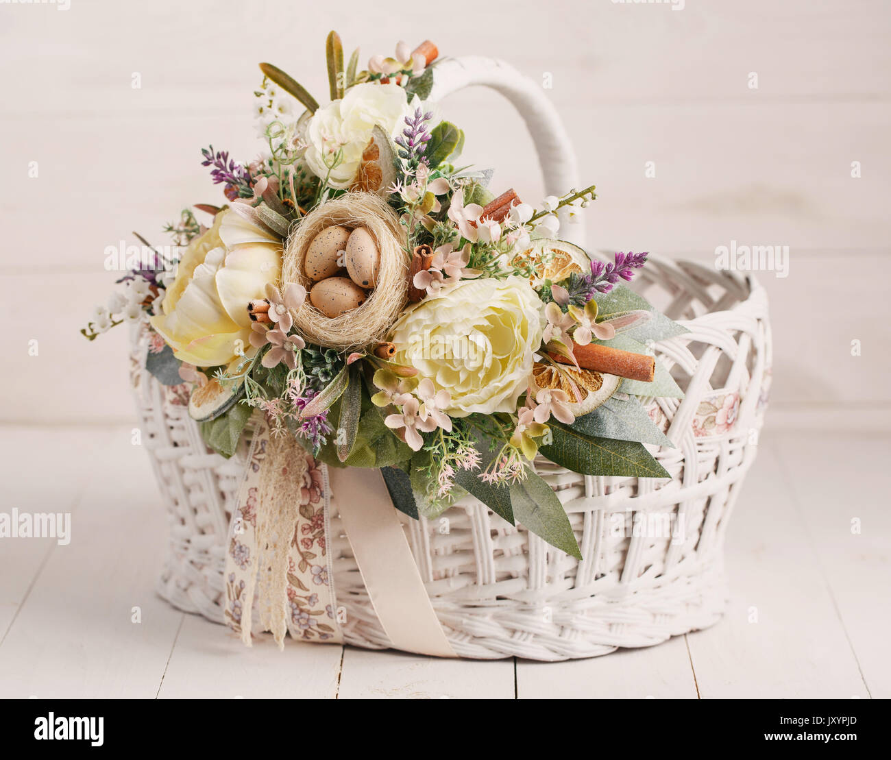 Originariamente decorato cesto di Pasqua su uno sfondo di legno Foto Stock