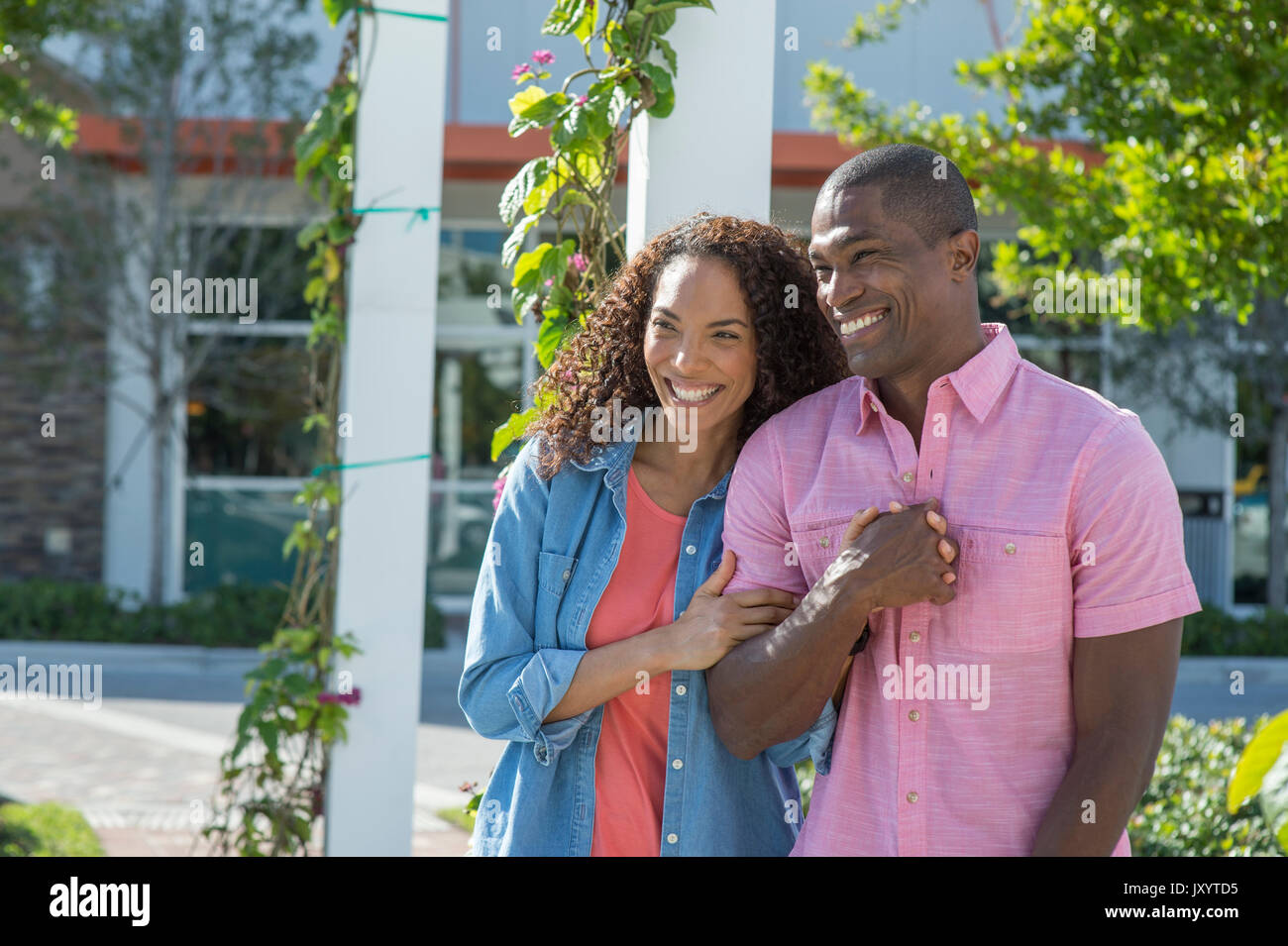 Ritratto di Coppia sorridente tenendo le mani e ridendo Foto Stock