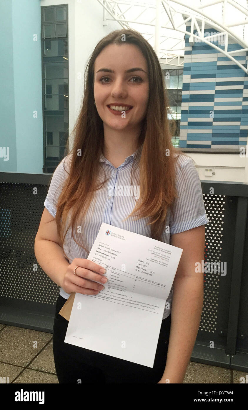 Adela Mackie celebra il suo un livello di risultati a St Mary Redcliffe e Tempio School di Bristol, dopo l'18-anno-vecchio, che ha vinto la morte di suo padre Filippo durante il suo come livello di esami dello scorso anno, ha ottenuto due A* gradi nella storia e psicologia e una in letteratura inglese. Foto Stock