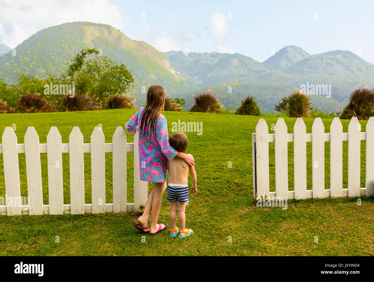 Caucasian fratello e sorella ammirando vista panoramica delle montagne Foto Stock