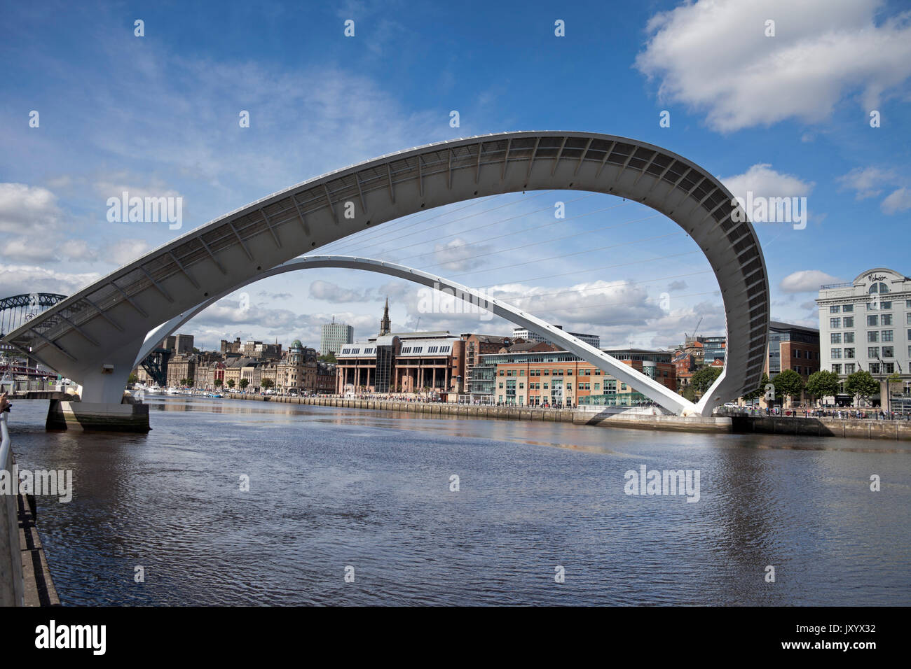 Gateshead Millennium Bridge, Newcastle, a nord-est, England, Regno Unito Foto Stock