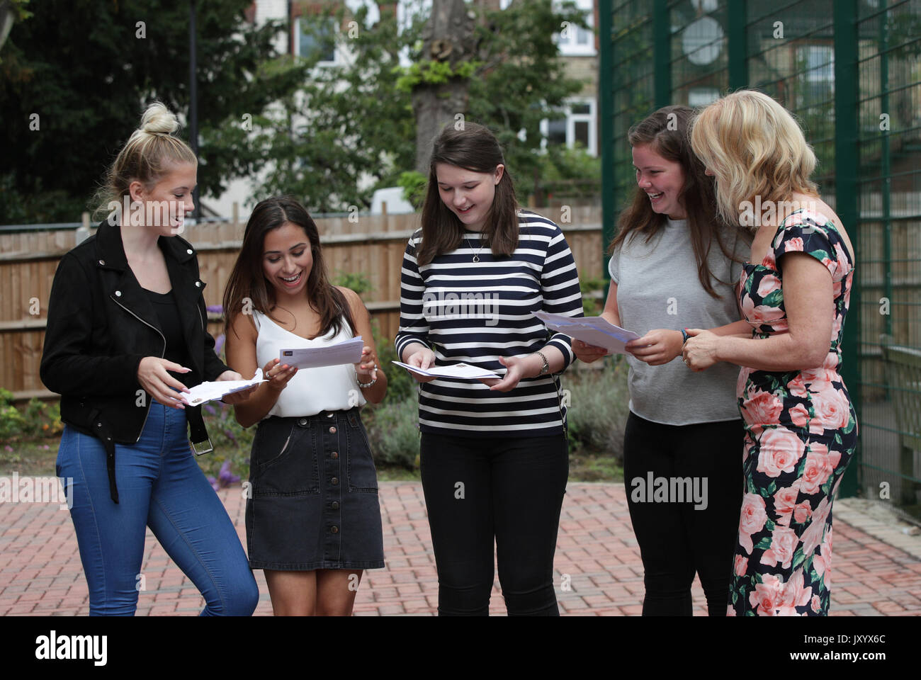 Preside Siobhan Gilling (a destra) con i suoi studenti dopo aver raccolto i loro risultati di Livello A alla St Annes Catholic High School for Girls a nord di Londra. Foto Stock