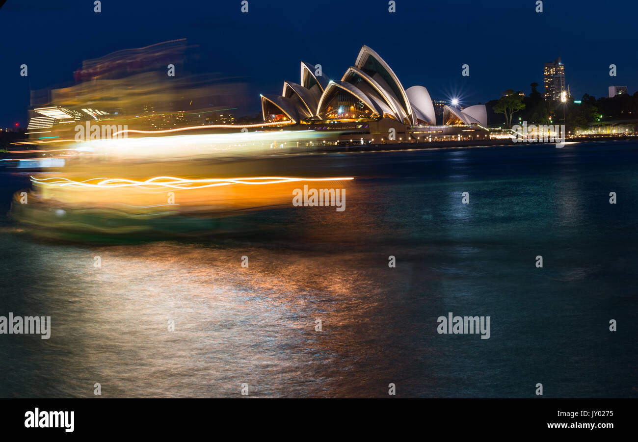 Fiery cercando Ferry al crepuscolo con Harbour Bridge e la Opera House di Sydney, Nuovo Galles del Sud, Australia. Foto Stock