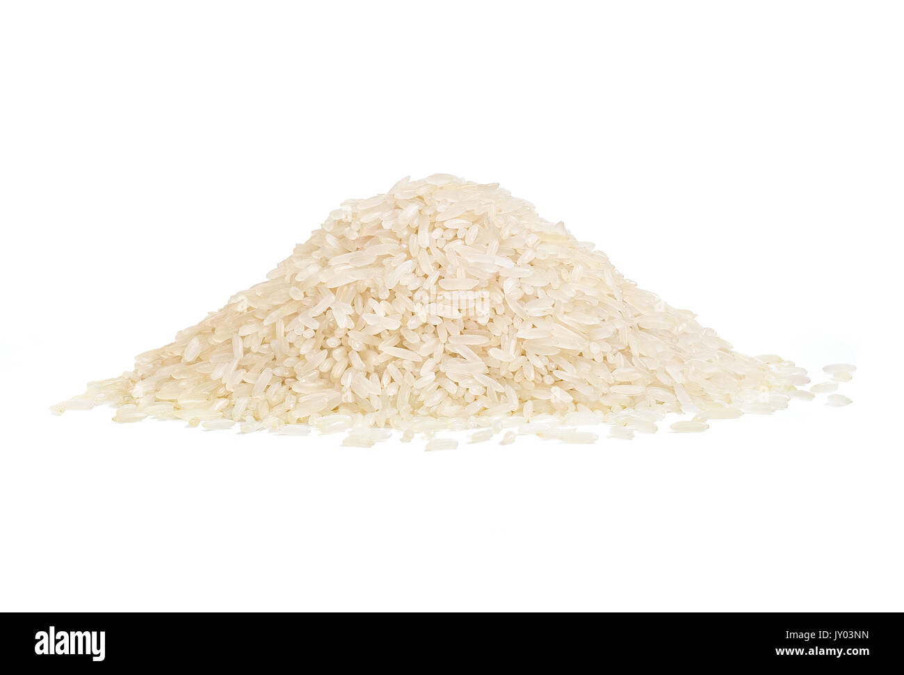 Cumulo di riso parboiled isolati su sfondo bianco. Spazio di copia, vicino fino ad alta risoluzione e prodotto. Cibo sano concetto Foto Stock