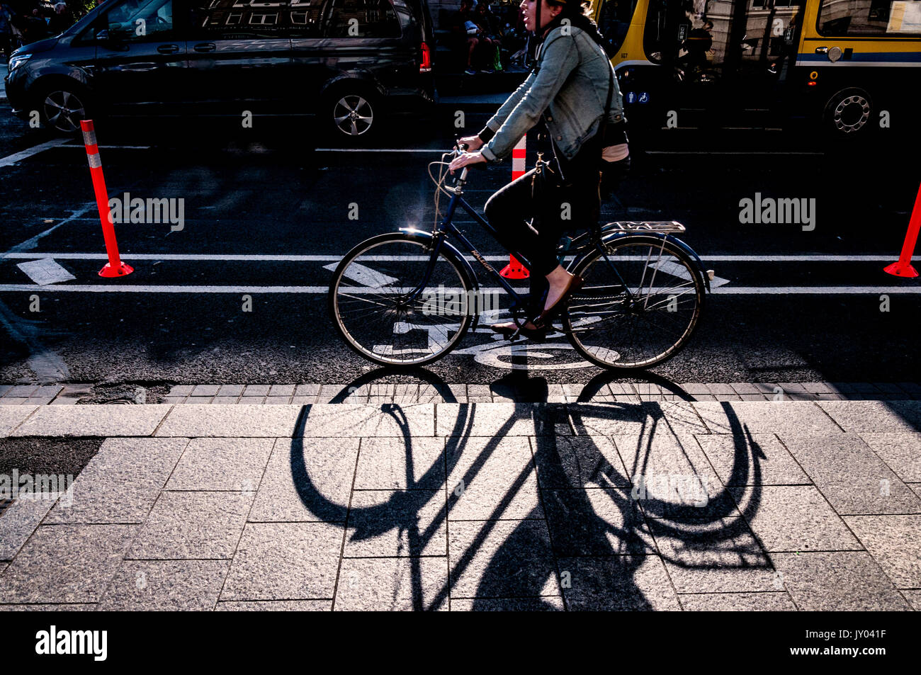Dublino, Irlanda. Piste ciclabili su O'Connell Street sono ora protette da fluorescente arancio poli in plastica come una nuova misura di protezione per ciclisti nel Foto Stock