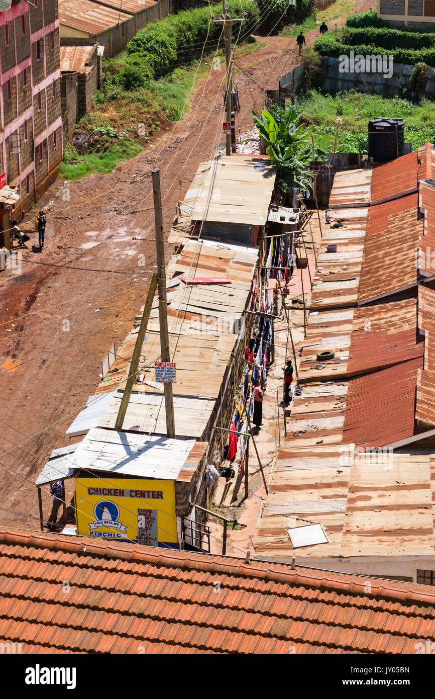 Lamiera grecata baracche con biancheria stesa ad asciugare, Ruaka town, Kenya Foto Stock