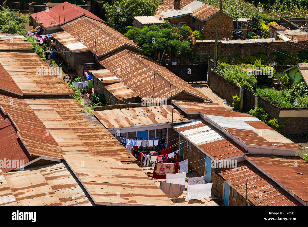 Lamiera grecata baracche con biancheria stesa ad asciugare, Ruaka town, Kenya Foto Stock