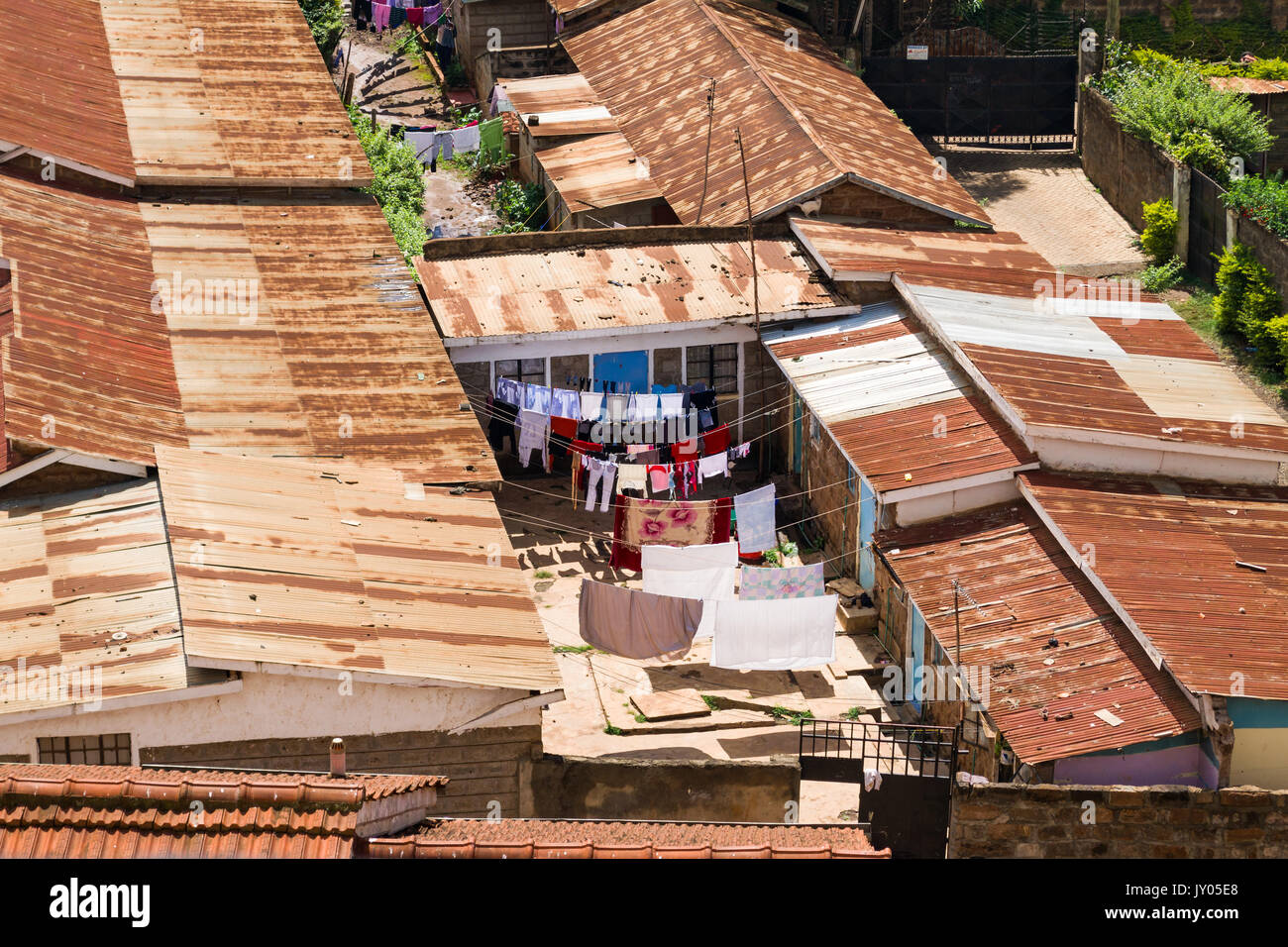 Lamiera grecata baracche con biancheria stesa ad asciugare, Ruaka town, Kenya Foto Stock