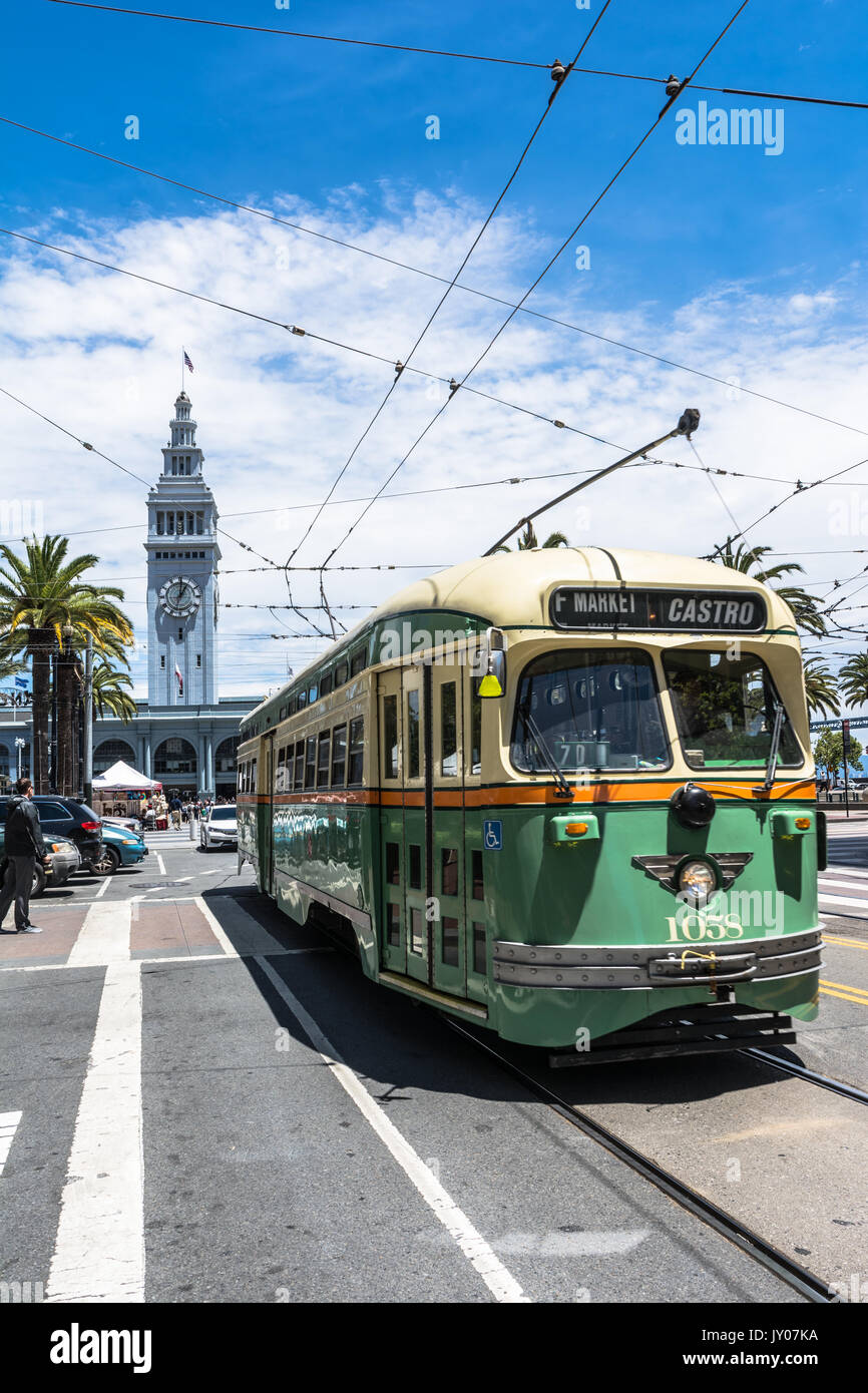 San Francisco, California, Stati Uniti d'America - 5 Luglio 2017 : il beige verde streetcar nel Market Street Foto Stock