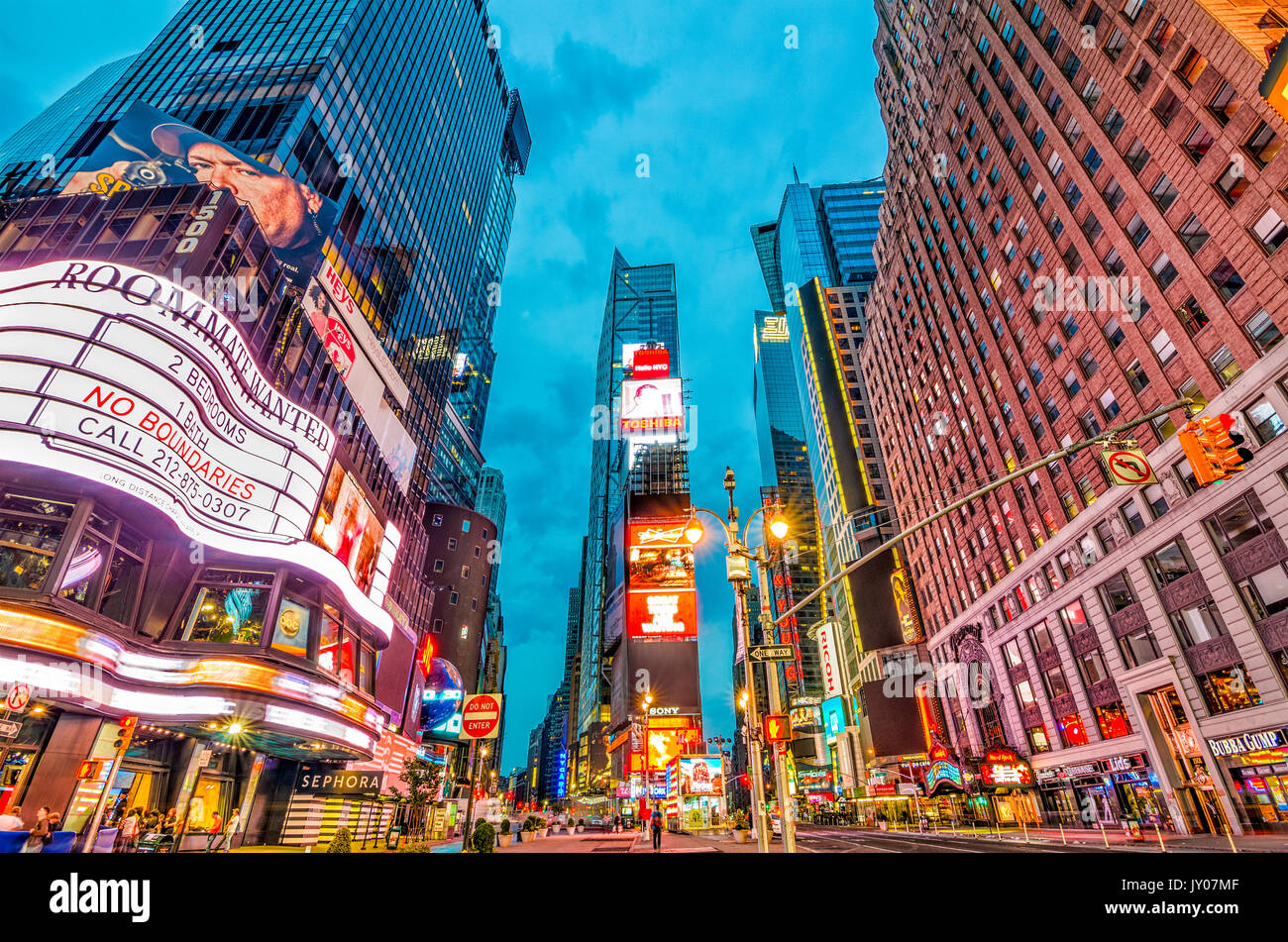 La città di NEW YORK, Stati Uniti d'America - 14 Maggio 2012: Times Square di Manhattan al crepuscolo. Foto Stock