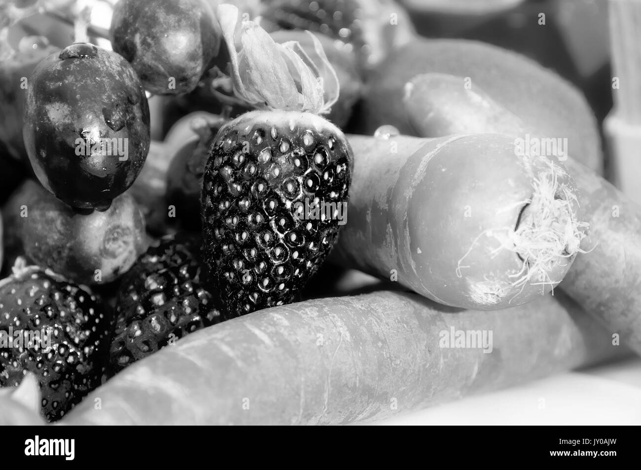 Una foto in bianco e nero di un po' di frutta Foto Stock