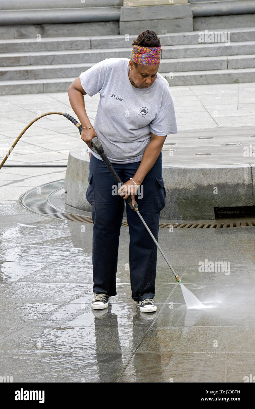 A New York City il Dipartimento parchi di Potere operaio il lavaggio della area fontana di Washington Square Park in Greenbwich Village, New York City. Foto Stock