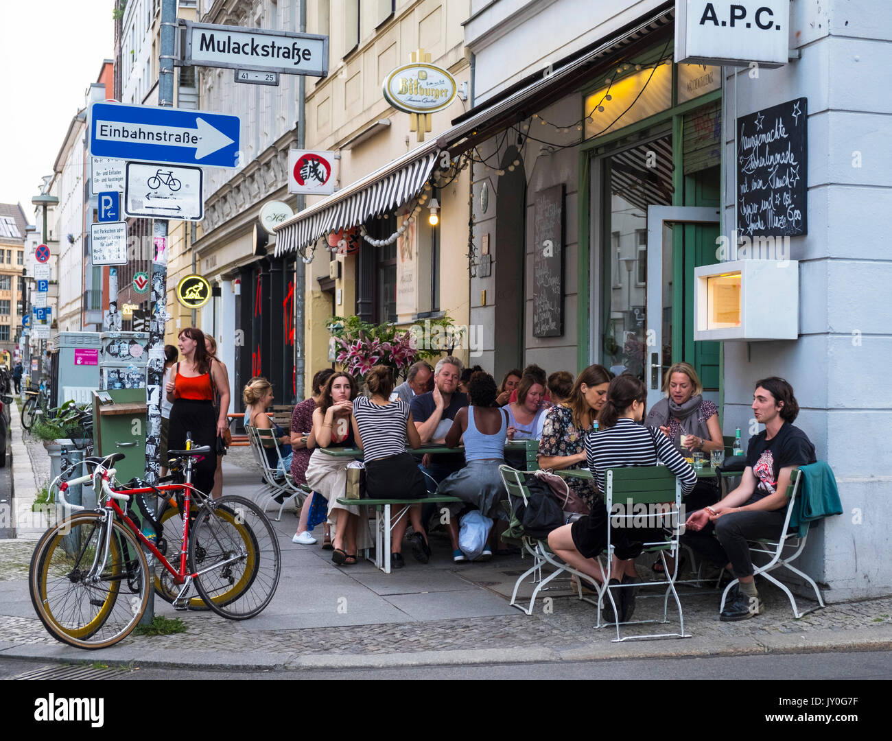 Esterno del APC ristorante italiano nel modaiolo quartiere Mitte di Berlino,  Germania Foto stock - Alamy