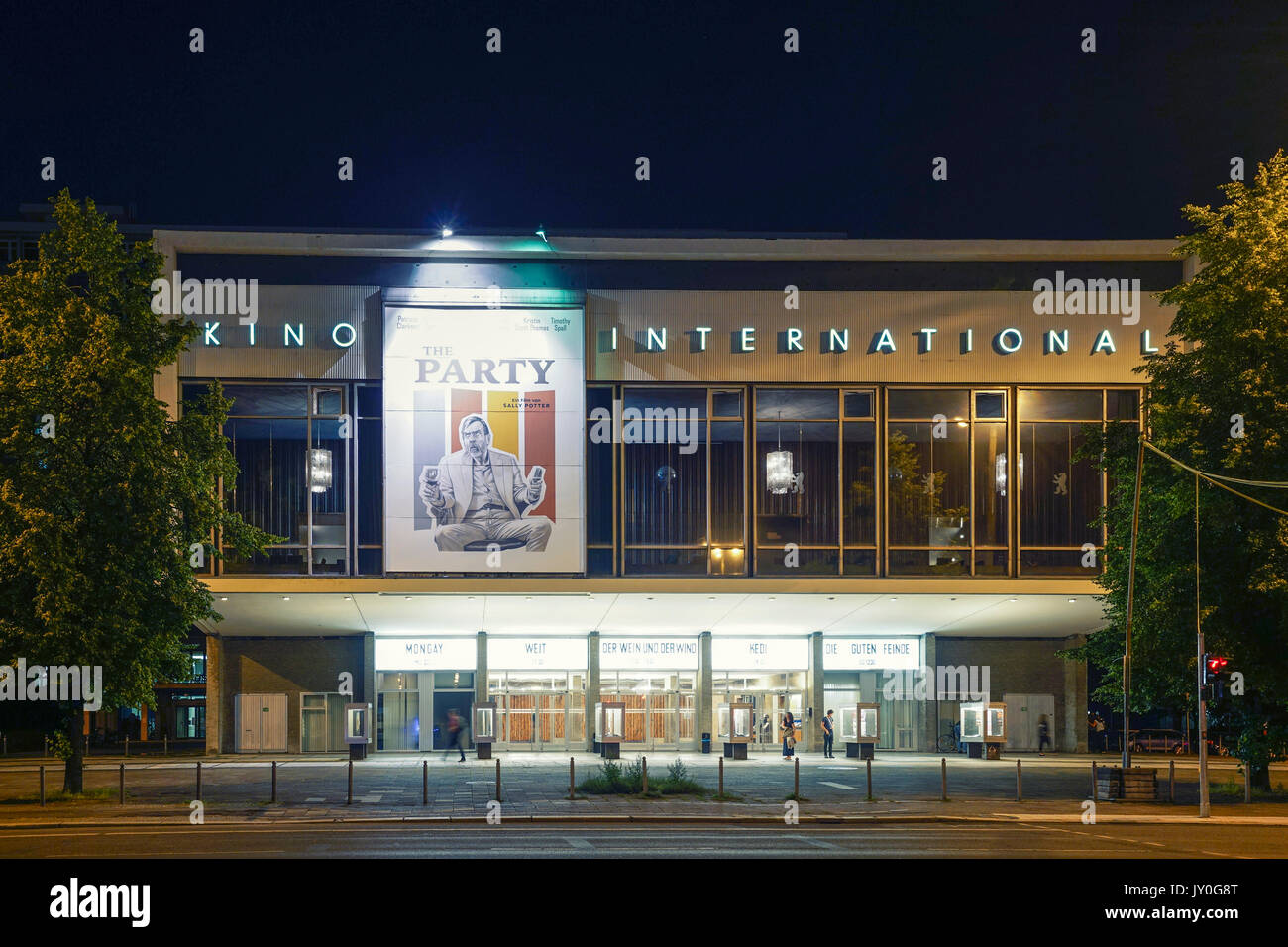 Vista notturna del centro storico tedesco orientale era Kino international sulla Karl Marx Strasse nel quartiere Mitte di Berlino, Germania Foto Stock