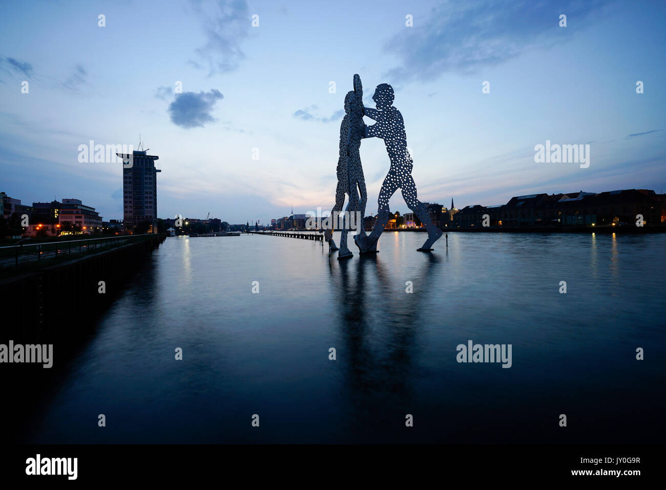 Vista del tramonto di molecola uomo scultura sul fiume Sprea a Berlino, Germania Foto Stock