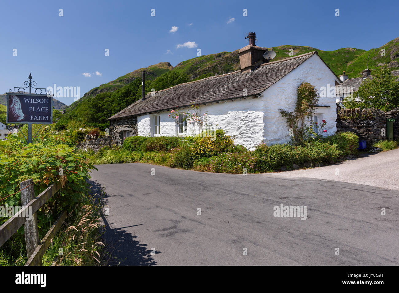 Paese dipinto di bianco cottage vicino Elterwater in The Langdale area del Lake District inglese Foto Stock