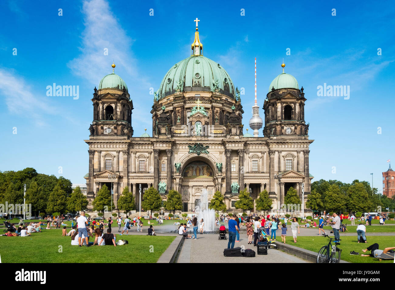 Vista della cattedrale di Berlino (Berliner Dom) e piazza Lustgarten in estate nel quartiere Mitte di Berlino, Germania Foto Stock