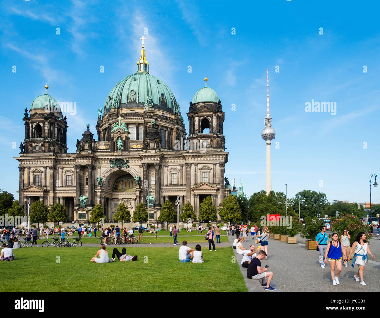 Vista della cattedrale di Berlino (Berliner Dom) e piazza Lustgarten in estate nel quartiere Mitte di Berlino, Germania Foto Stock