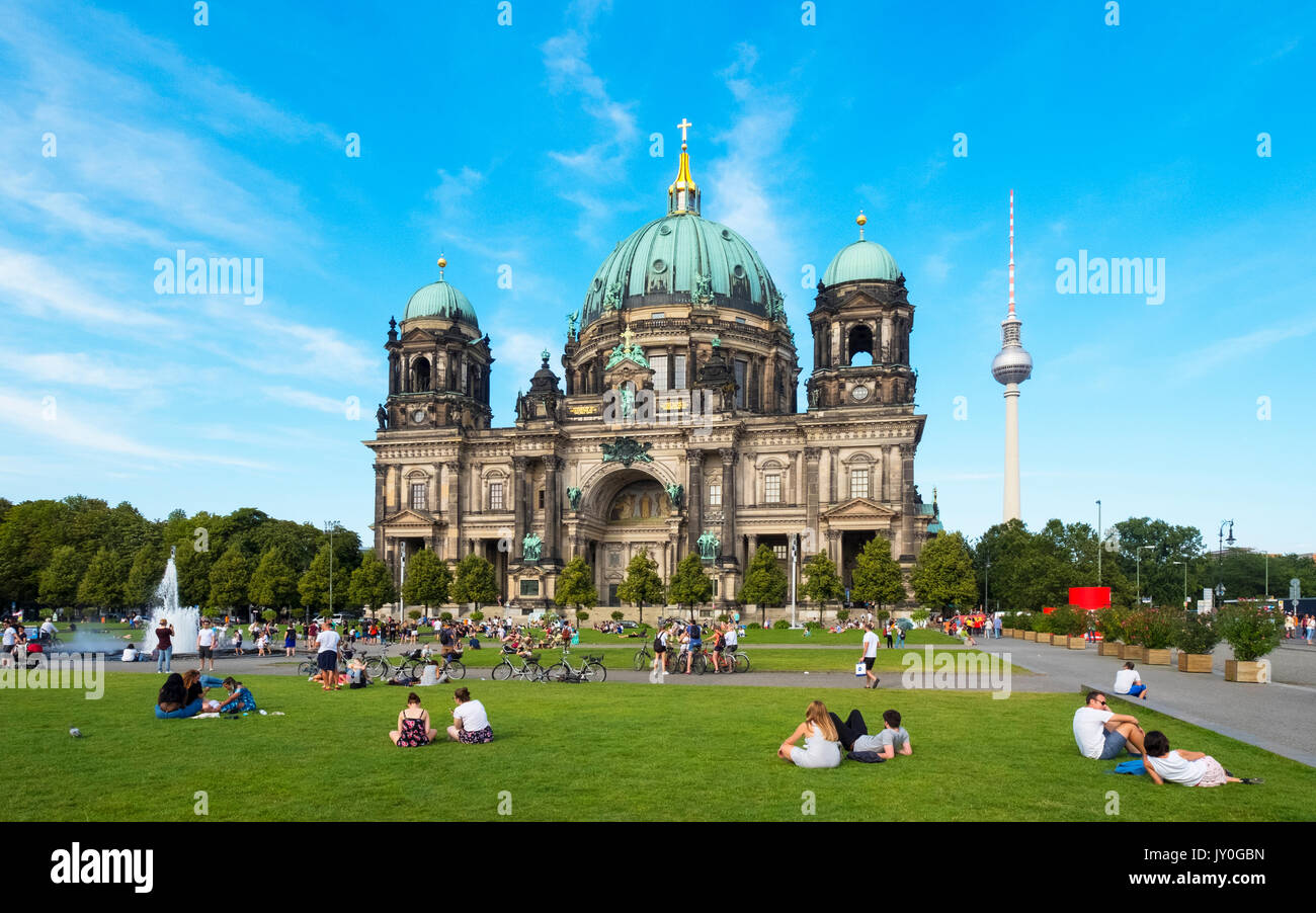 Vista della cattedrale di Berlino (Berliner Dom) e piazza Lustgarten in estate nel quartiere Mitte di Berlino, Germania Foto Stock