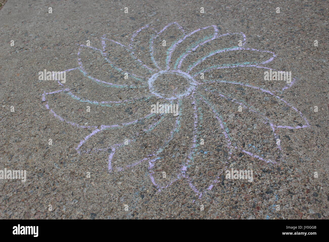 Il marciapiede chalk disegno di un simpatico fiore. Foto Stock