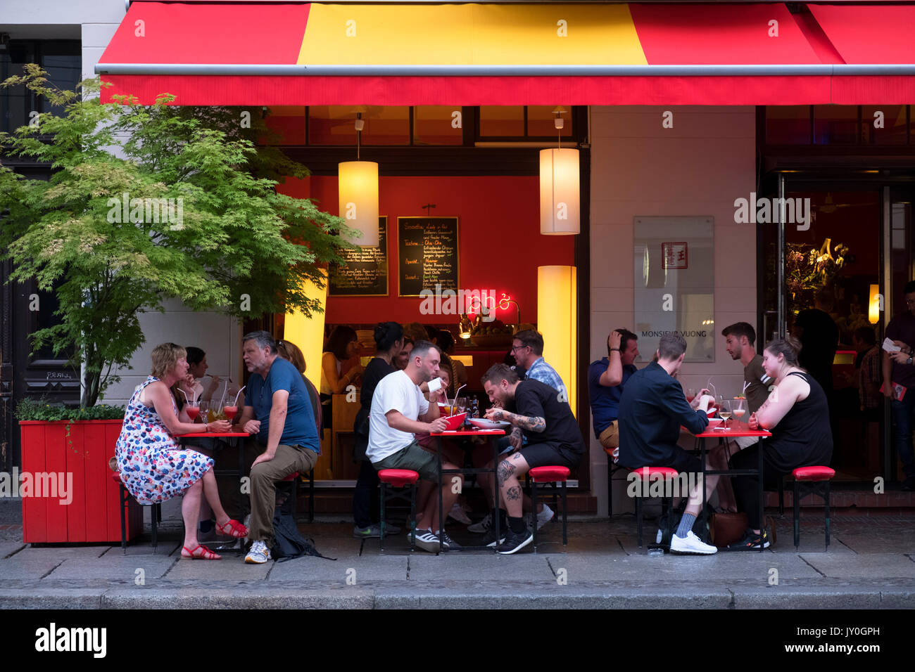 Esterno di Monsieur Vuong ristorante Vietnamita ristorante nel quartiere alla moda di quartiere Mitte di Berlino, Germania Foto Stock