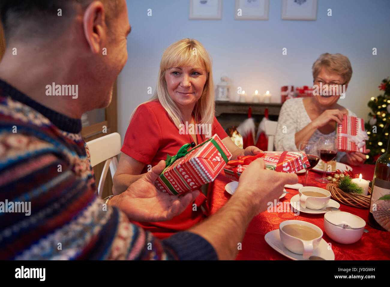 Lo scambio di regali di Natale durante la vigilia di Natale Foto Stock