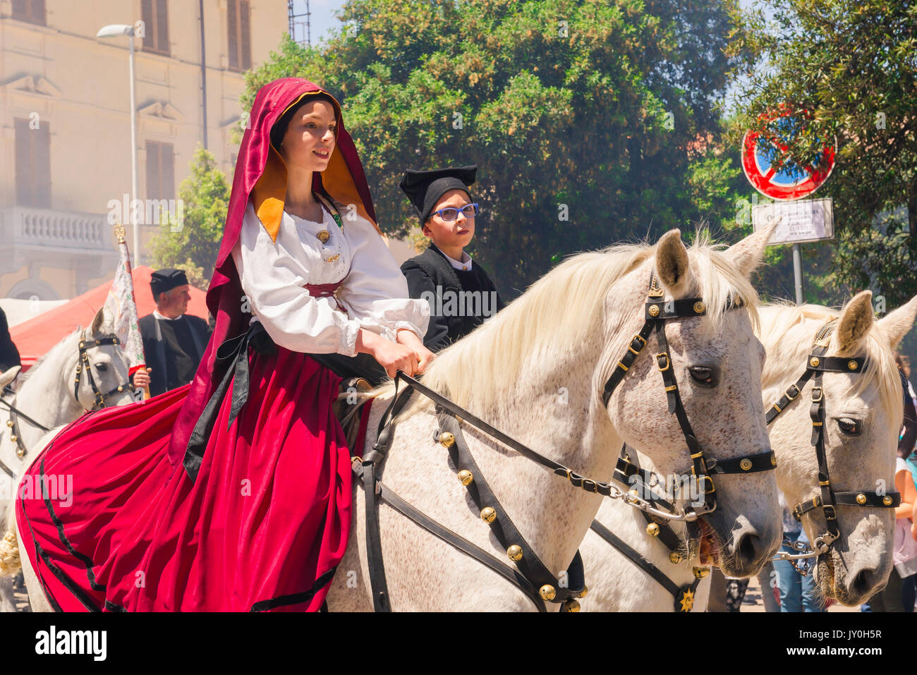 Sardegna festival persone, una giovane donna in abito tradizionale passeggiate a cavallo nella Cavalcata festival gran processione, Sassari, Sardegna. Foto Stock