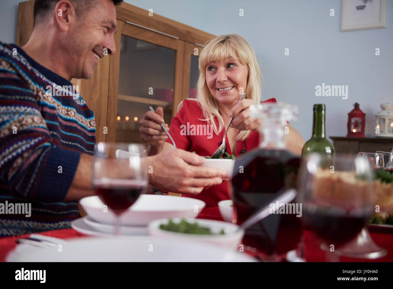 Matrimonio felice condivisione del cibo alla vigilia di Natale Foto Stock