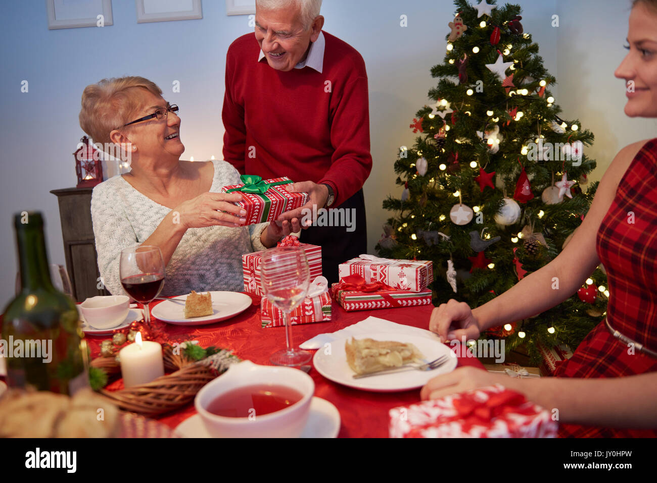 Nonna riceve un regalo da parte di suo marito Foto Stock